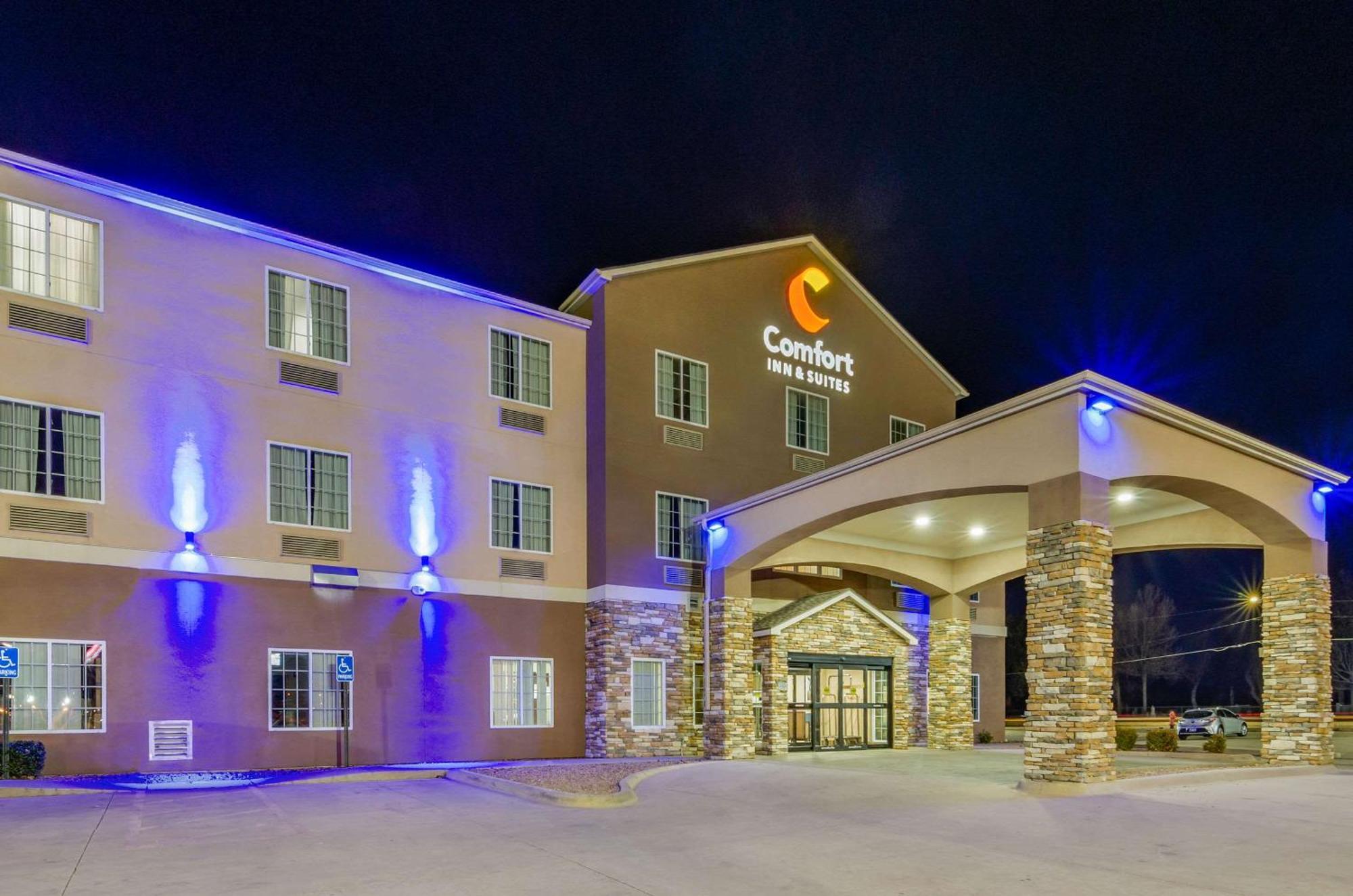 Comfort Inn & Suites Near Bethel College Newton Exterior photo